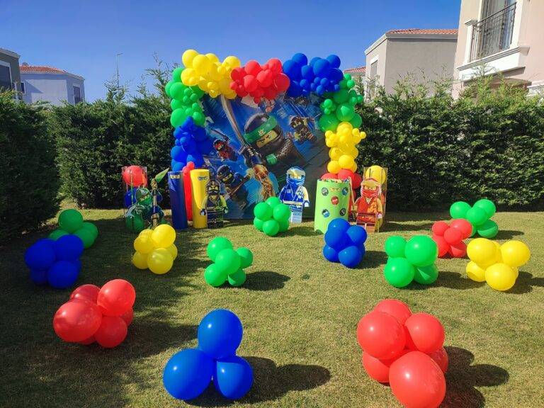 Bahçede renkli balonlarla çocuk doğum günü kurulumu