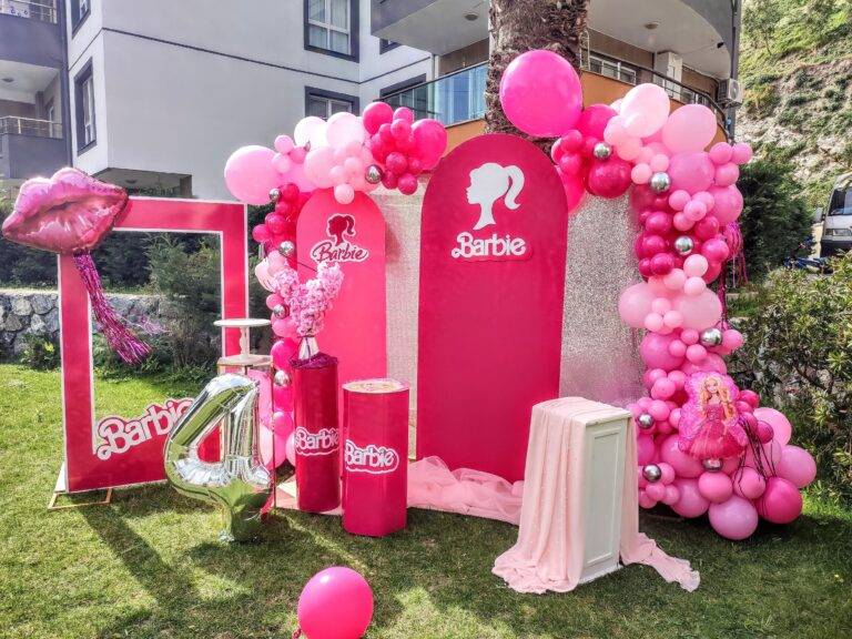Bahçede pembe Barbie temalı 4 yaş doğum günü