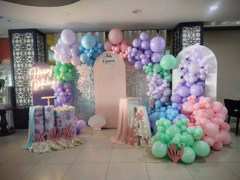 Pastel balon kemerli ve neon yazılı doğum günü masası