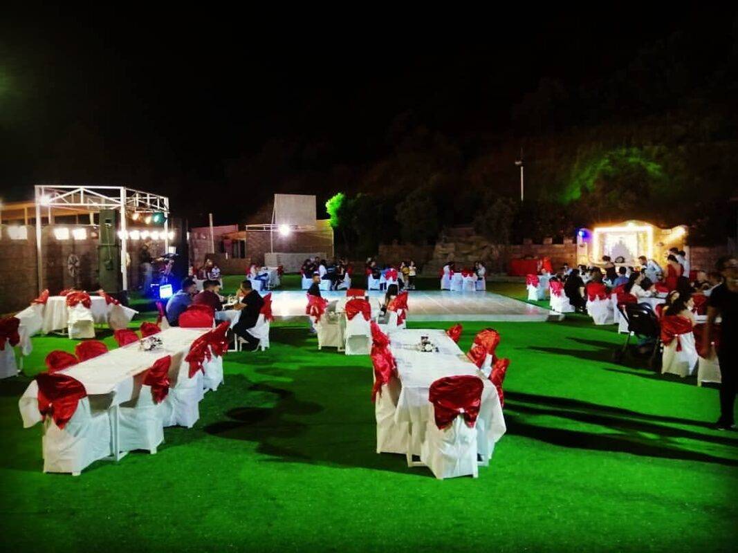 Gece çimenlikte kırmızı beyaz masalı kına düzeni