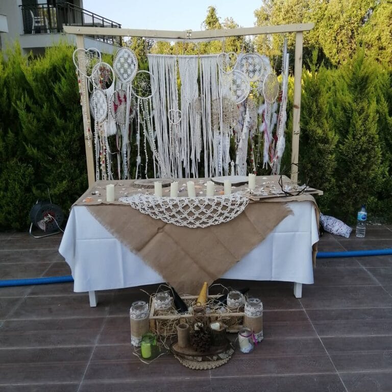 Bahçede makrome fon ve jüt örtülü söz masası