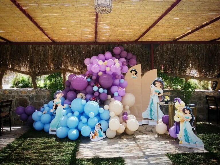 Bahçede mor mavi balonlu prenses temalı doğum günü