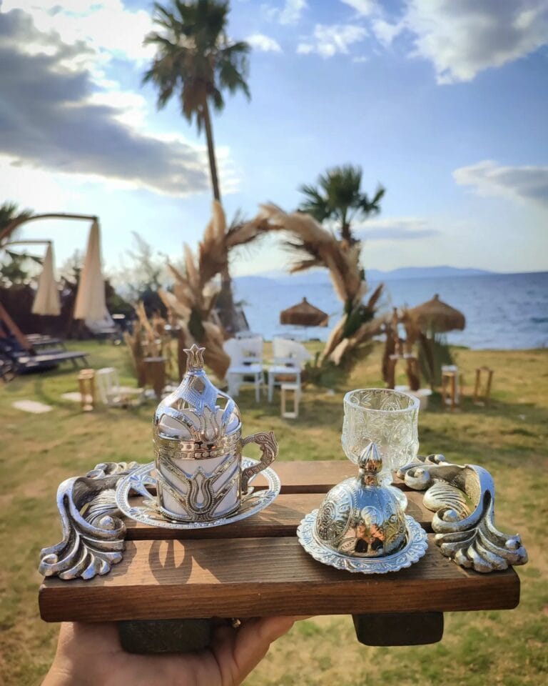 Söz töreni için gümüş tepside kahve ikramı