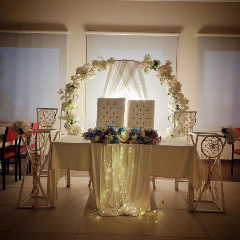 Çiçekli kemer ve ışıklı tüllerle nişan masası