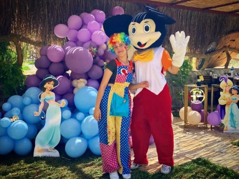 Prenses temalı doğum gününde palyaço ve Mickey kostümlü animatör