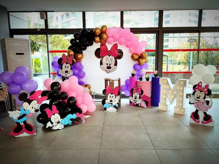 Minnie Mouse temalı balon kemerli 1 yaş süslemesi