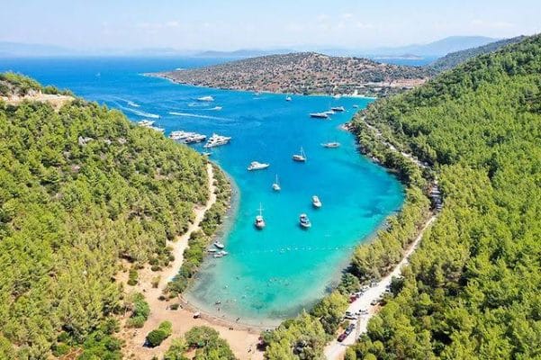 Bodrum'da turkuaz koy ve tekneler
