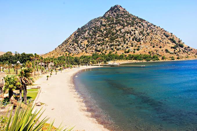 Karaincir Plajı ince kumunda ışıklı harflerle benimle evlenir misin yazısı