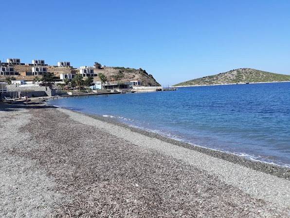 Yalıkavak sahilinde gün batımı eşliğinde kırmızı halılı evlilik teklifi organizasyonu